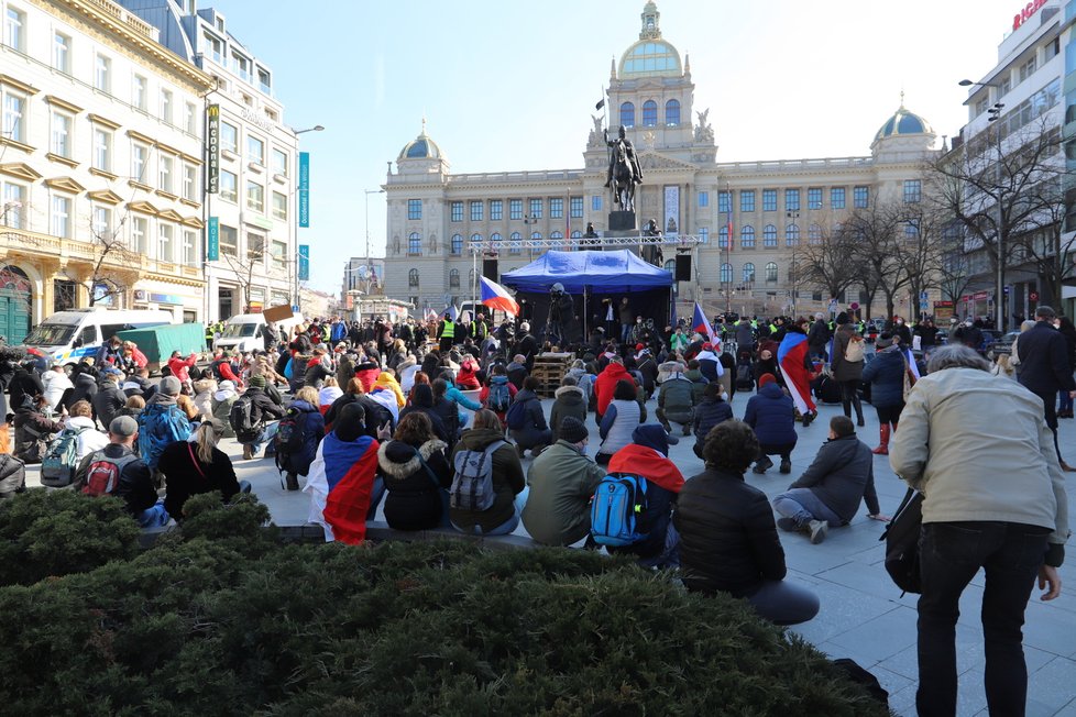 Průběh demonstrace proti vládním opatřením namířeným proti koronaviru na Václavském náměstí. (7. březen 2021)