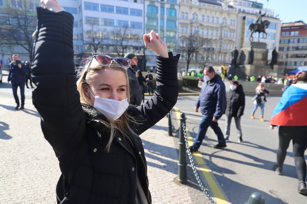 Průběh demonstrace proti vládním opatřením namířeným proti koronaviru na Václavském náměstí (7. březen 2021)