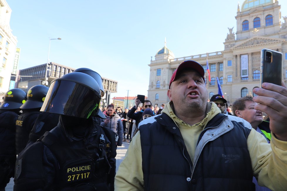 Průběh demonstrace proti vládním opatřením namířeným proti koronaviru na Václavském náměstí. (7. březen 2021)