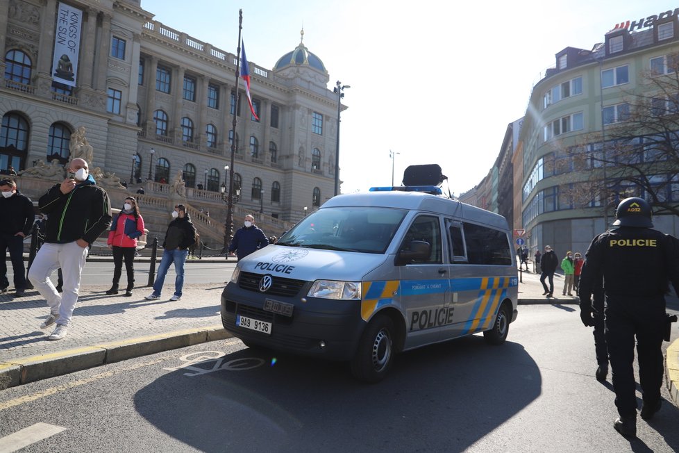 Průběh demonstrace proti vládním opatřením namířeným proti koronaviru na Václavském náměstí. (7. březen 2021)