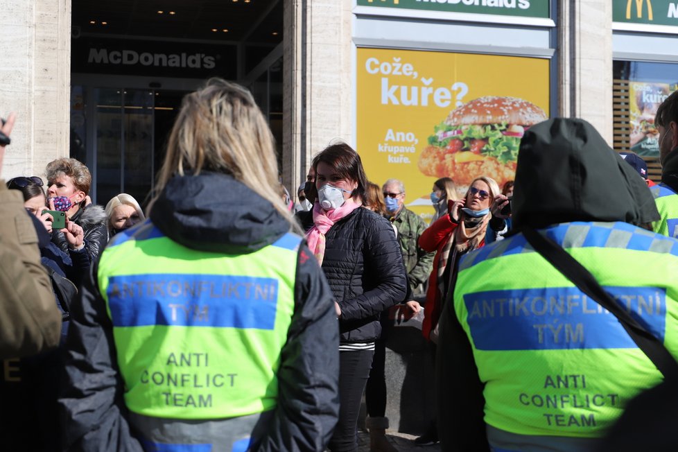 Průběh demonstrace proti vládním opatřením namířeným proti koronaviru na Václavském náměstí. (7. březen 2021)