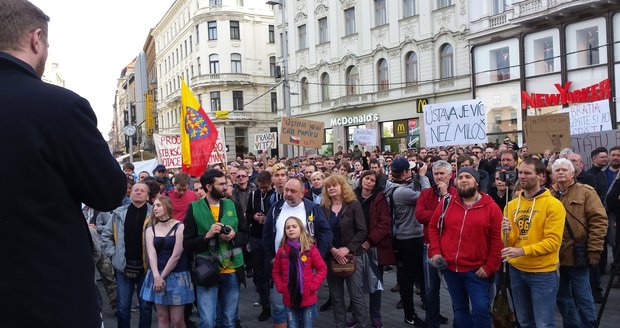 V Brně se demonstrovalo proti Babišovi se Zemanem: Lidé se modlili na náměstí