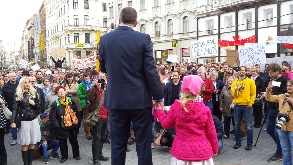 Demonstrace v Brně proti Babišovi se Zemanem