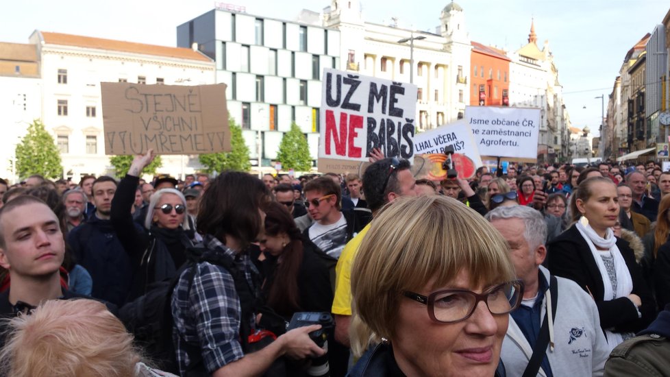 Demonstrace v Brně proti Babišovi se Zemanem