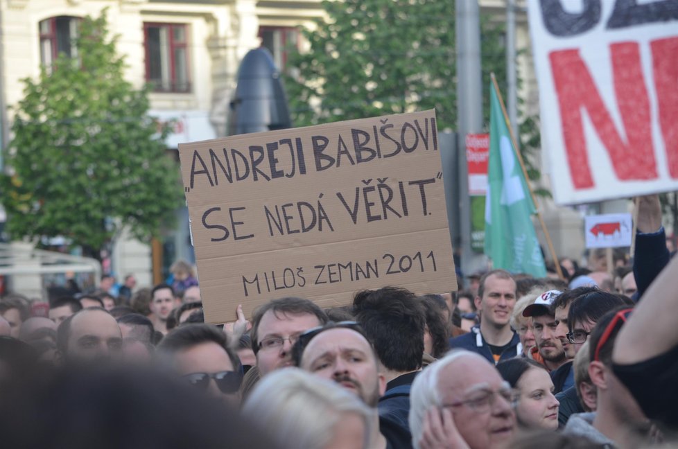 Demonstrace v Brně proti Babišovi se Zemanem.