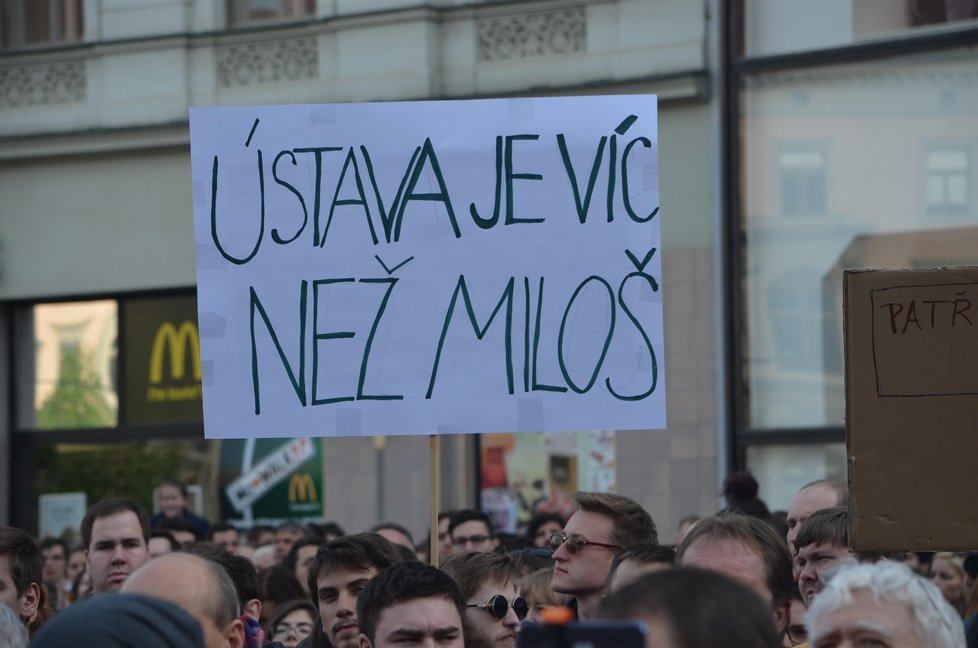 Demonstrace v Brně proti Babišovi se Zemanem.