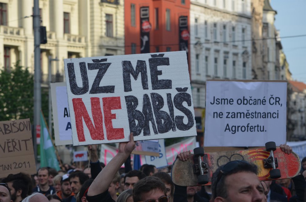 Demonstrace v Brně proti Babišovi se Zemanem.