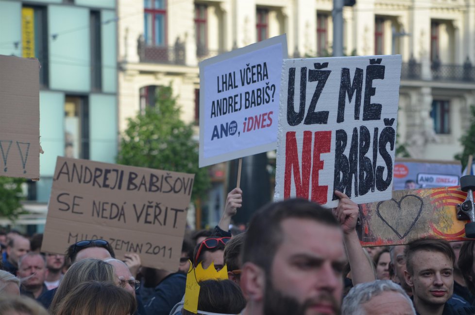 Demonstrace v Brně proti Babišovi se Zemanem.