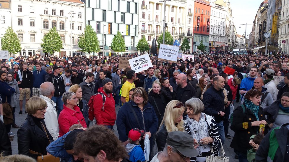 Demonstrace v Brně proti Babišovi se Zemanem.