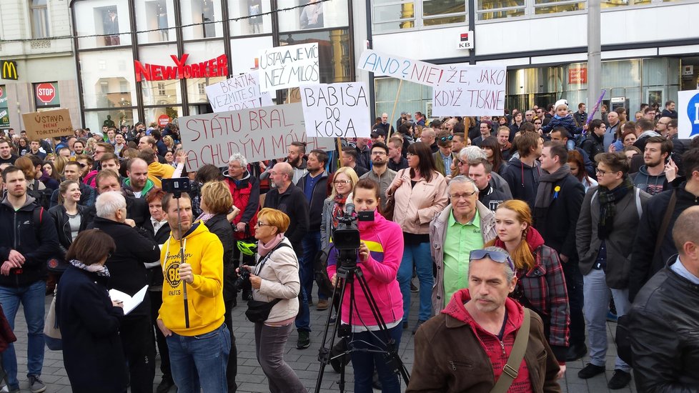 Demonstrace v Brně proti Babišovi se Zemanem.