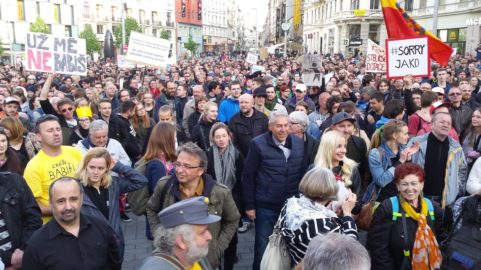 Demonstrace v Brně proti Babišovi se Zemanem.