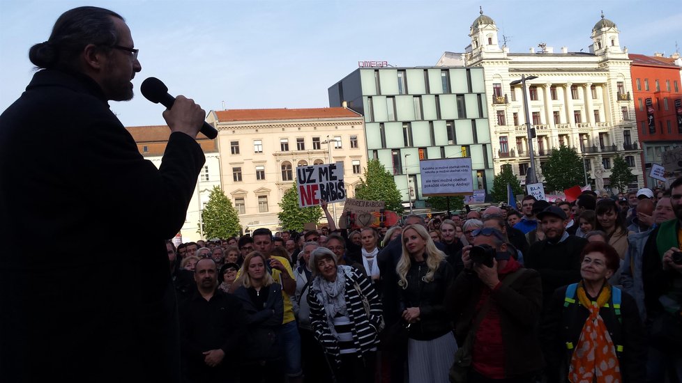 Demonstrace v Brně proti Babišovi se Zemanem.