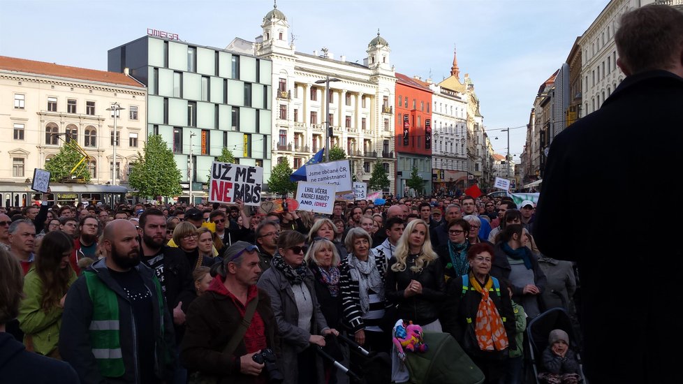 Demonstrace v Brně proti Babišovi se Zemanem.