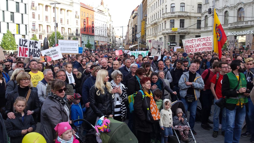 Demonstrace v Brně proti Babišovi se Zemanem