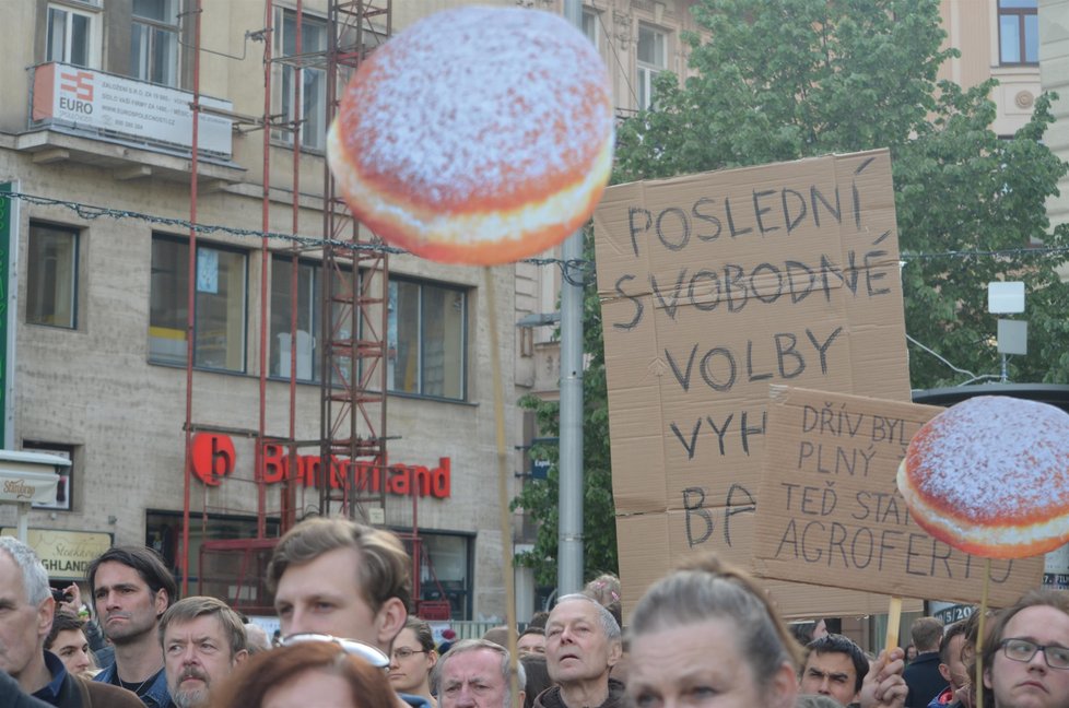 Demonstrace v Brně proti Babišovi se Zemanem