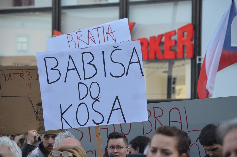 Demonstrace v Brně proti Babišovi se Zemanem.