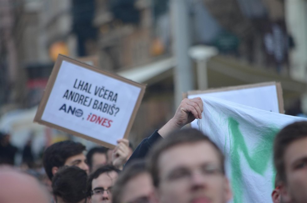 Demonstrace v Brně proti Babišovi se Zemanem.