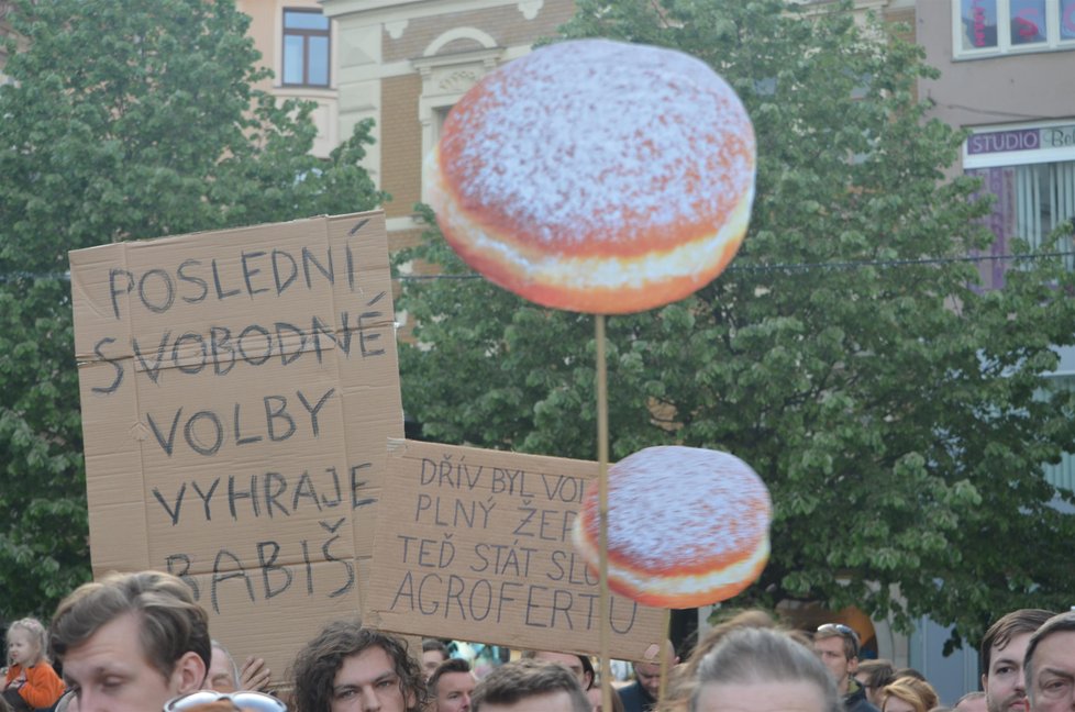 Demonstrace v Brně proti Babišovi se Zemanem