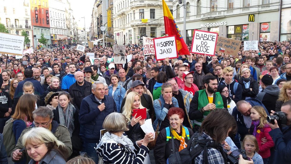 Demonstrace v Brně proti Babišovi se Zemanem.