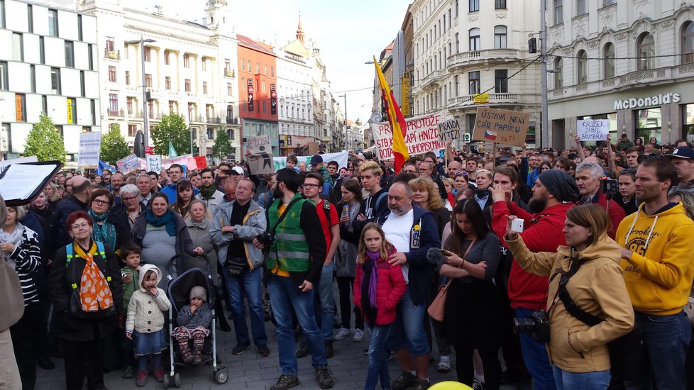 Demonstrace v Brně proti Babišovi se Zemanem.