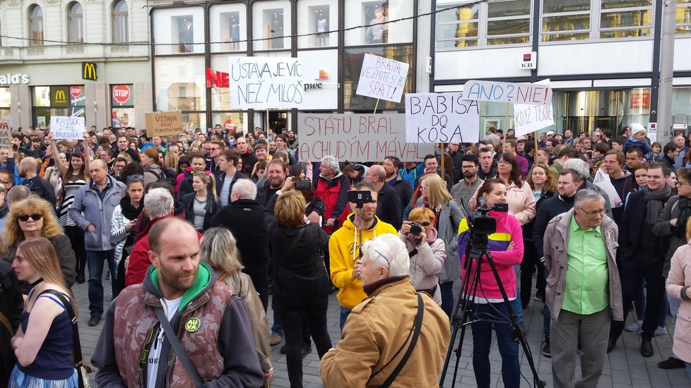 Demonstrace v Brně proti Babišovi se Zemanem