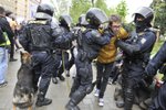 Policie proti demonstrantům ze strany antifašistů zasáhla velmi tvrdě