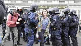 Policie proti demonstrantům ze strany antifašistů zasáhla velmi tvrdě