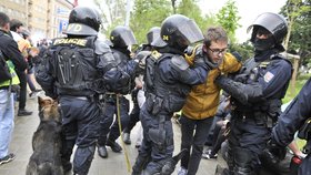 Policie proti demonstrantům ze strany antifašistů zasáhla velmi tvrdě