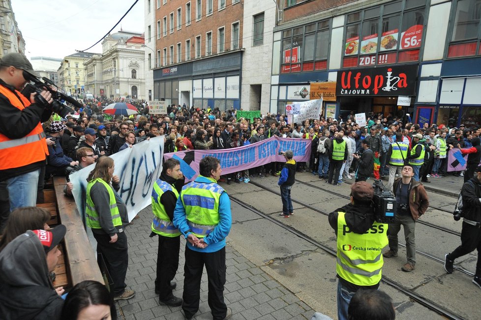 Odpůrci Dělnické strany sociální spravedlnosti přehradili 1. května Divadelní ulici v Brně, aby zabránili pochodu příznivců strany.