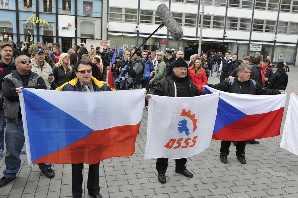 Asi 200 přívrženců Dělnické strany sociální spravedlnosti se shromáždilo 1. května na náměstí Svobody v Brně.