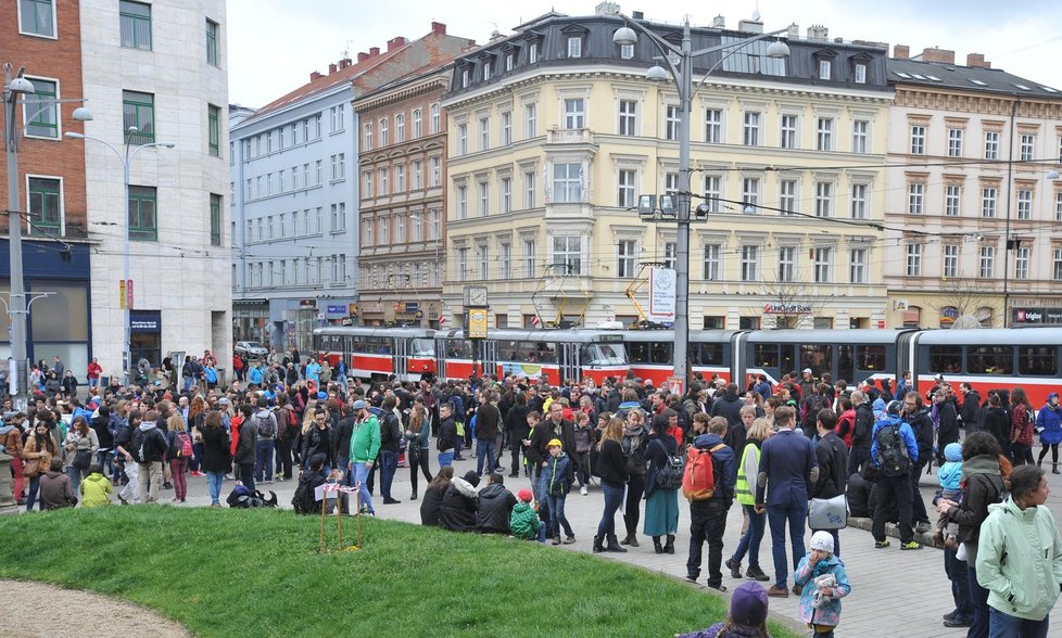 Až 1000 lidí se shromáždilo 1. května před 14:00 na Malinovského náměstí v Brně.