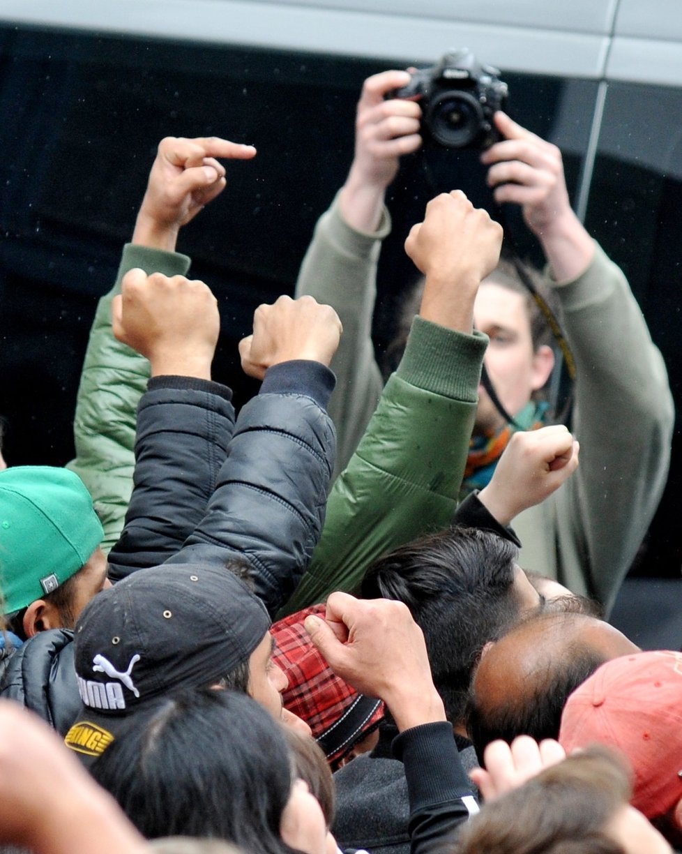 Odpůrci Dělnické strany sociální spravedlnosti protestovali 1. května v Brně proti jejímu pochodu.