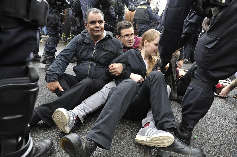 Policie proti demonstrantům ze strany antifašistů zasáhla velmi tvrdě