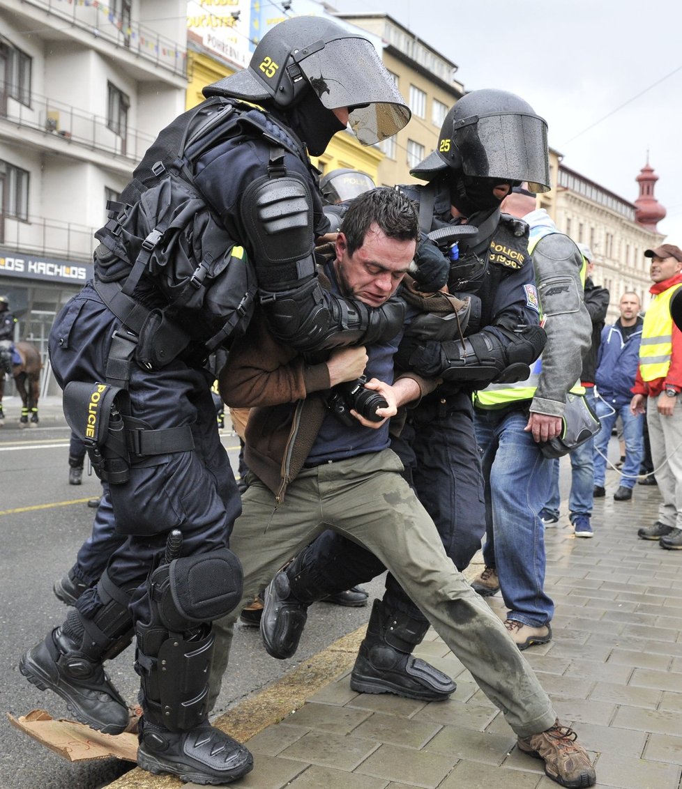 Policisté na demonstranty použili i slzný plyn