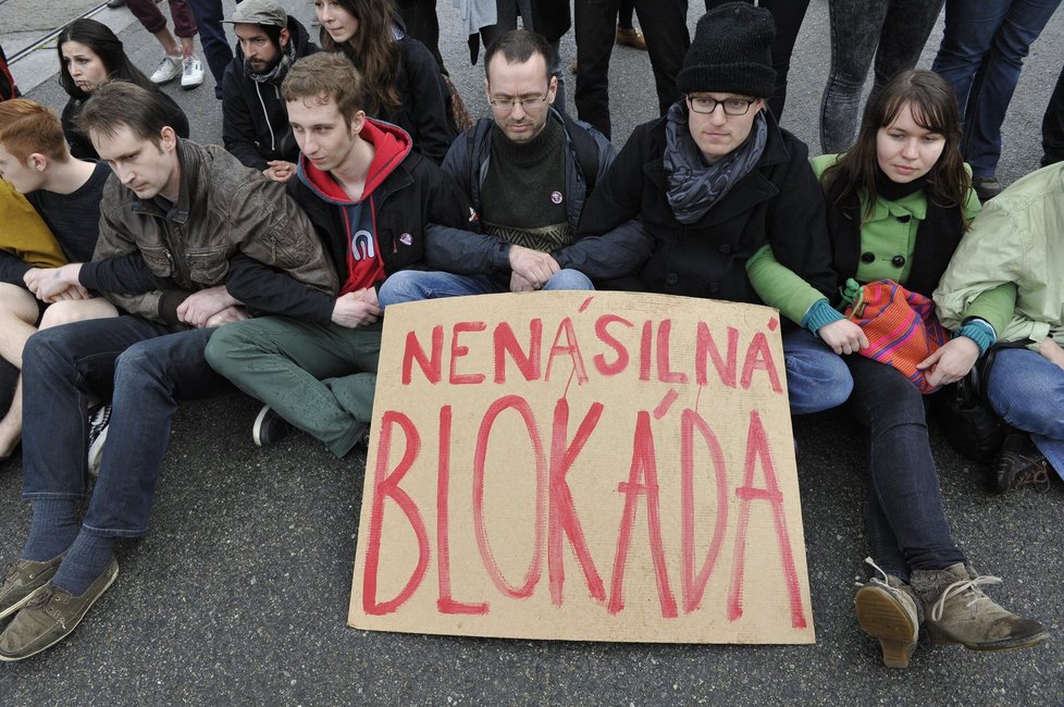 Policie proti demonstrantům ze strany antifašistů zasáhla velmi tvrdě