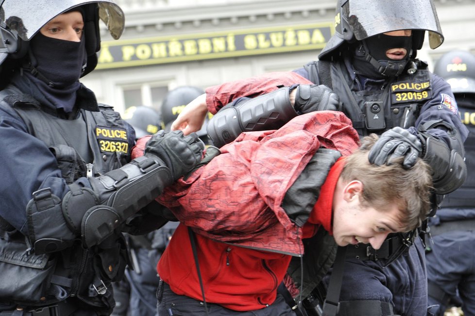 Policie proti demonstrantům ze strany antifašistů zasáhla velmi tvrdě