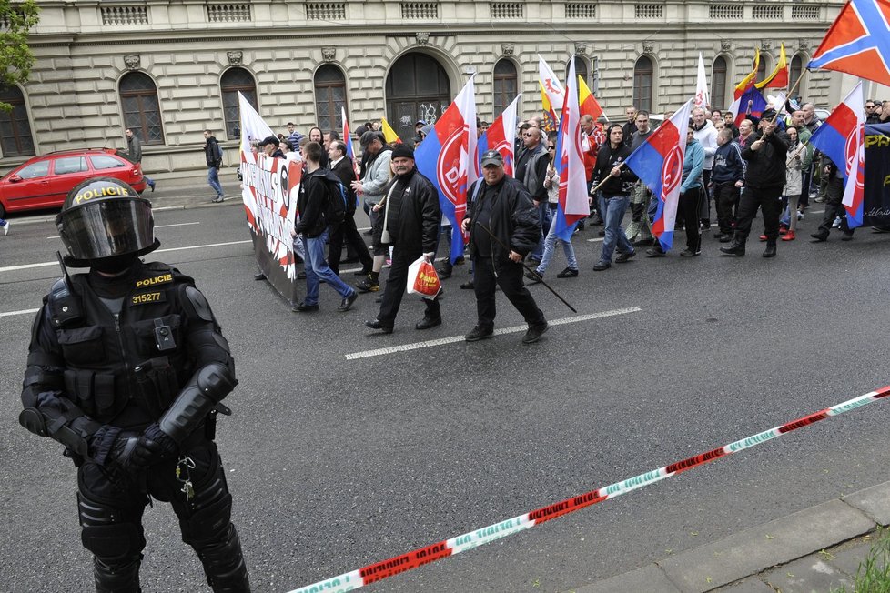 Policie proti demonstrantům ze strany antifašistů zasáhla velmi tvrdě