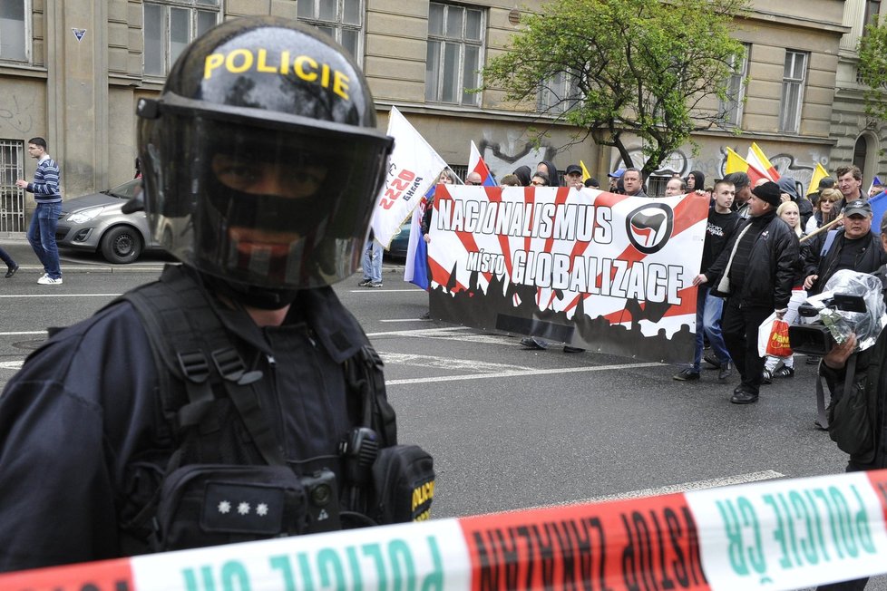 Policie proti demonstrantům ze strany antifašistů zasáhla velmi tvrdě