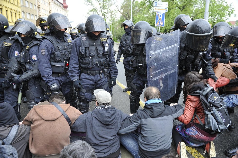 Policie proti demonstrantům ze strany antifašistů zasáhla velmi tvrdě