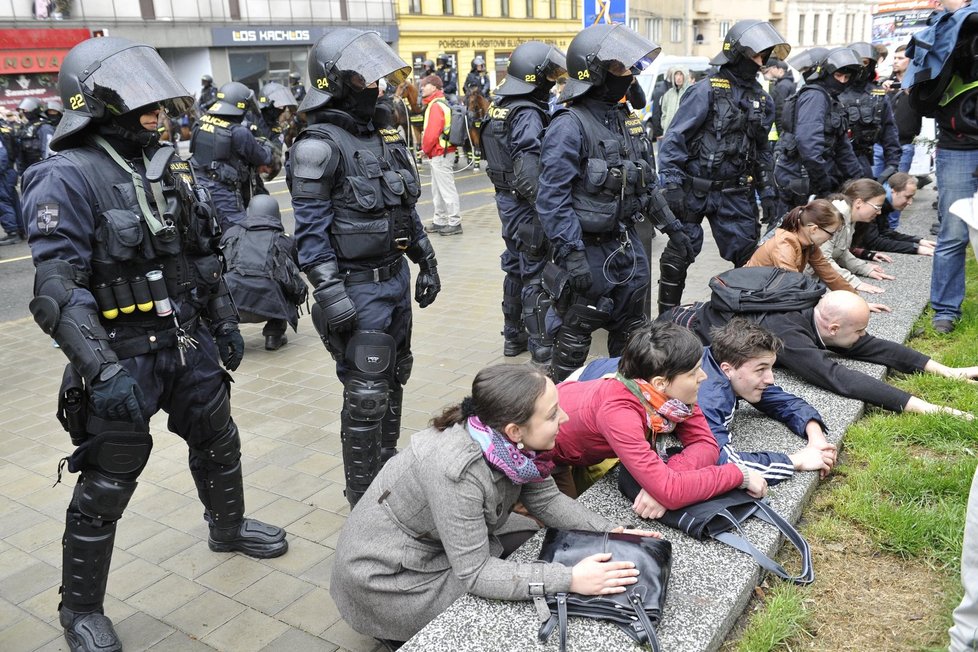 57 antifašistů policisté zatkli
