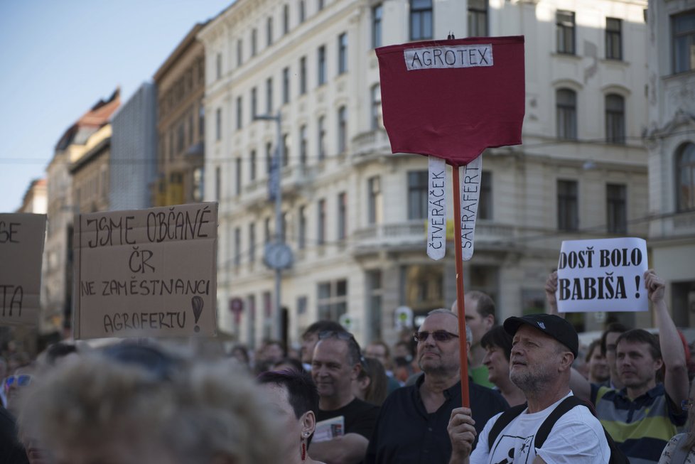 Je to na nás! Proč? Proto!: Brno demonstrovalo proti neplnění povinností prezidenta republiky.