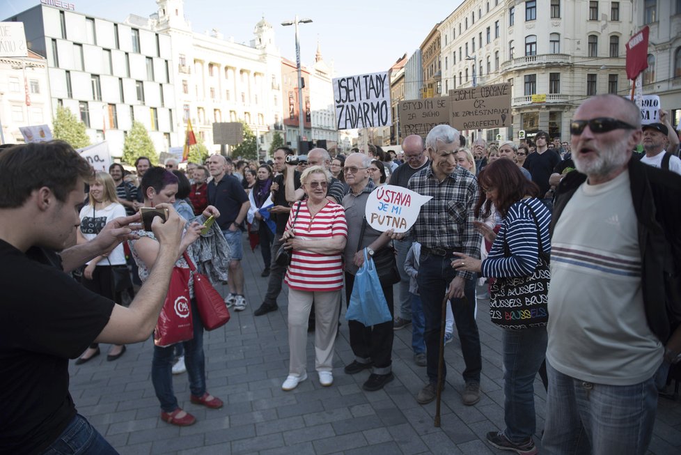 Je to na nás! Proč? Proto!: Brno demonstrovalo proti neplnění povinností prezidenta republiky.