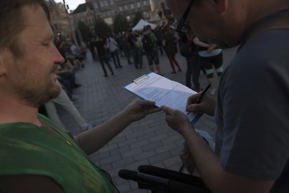 Je to na nás! Proč? Proto!: Brno demonstrovalo proti neplnění povinností prezidenta republiky.