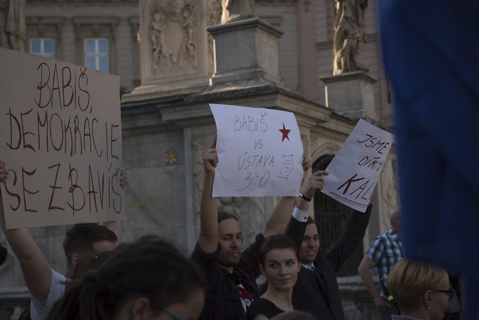 Je to na nás! Proč? Proto!: Brno demonstrovalo proti neplnění povinností prezidenta republiky.