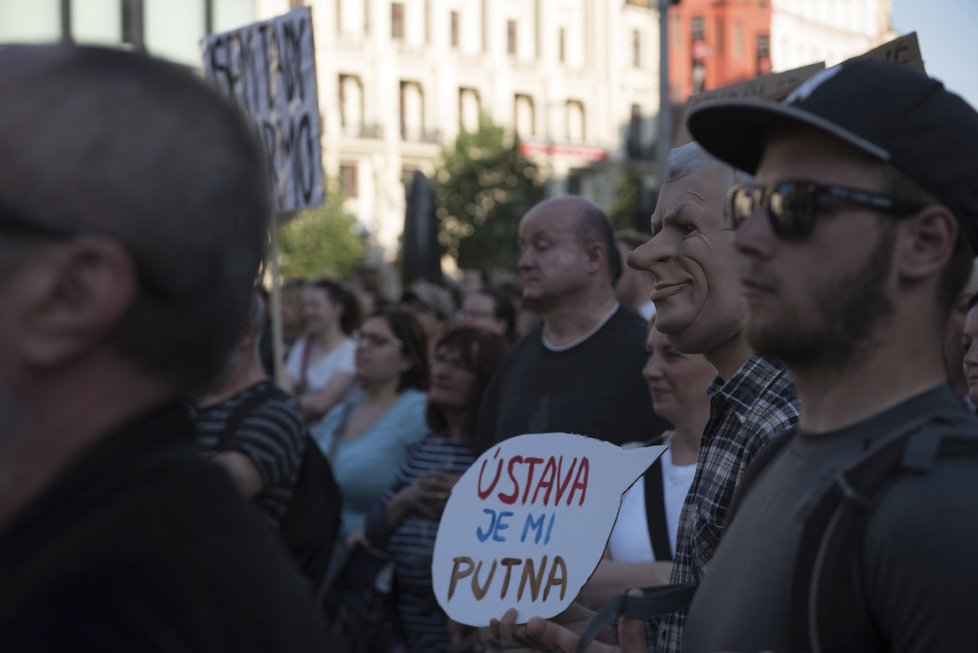 Je to na nás! Proč? Proto!: Brno demonstrovalo proti neplnění povinností prezidenta republiky.