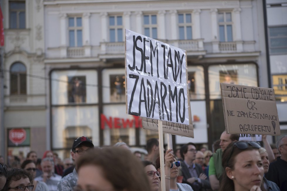 Je to na nás! Proč? Proto!: Brno demonstrovalo proti neplnění povinností prezidenta republiky.