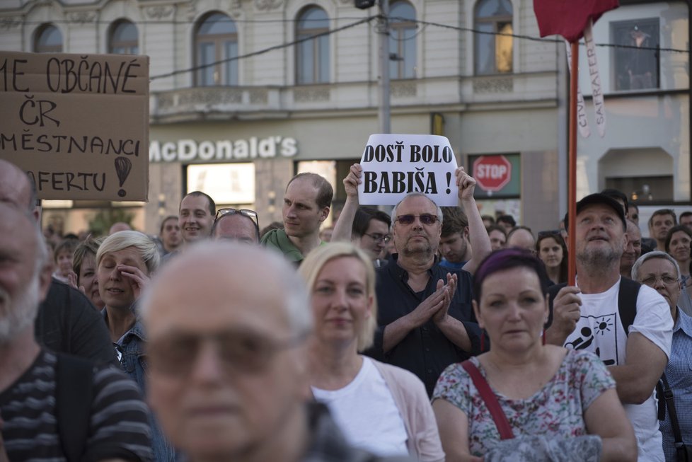 Je to na nás! Proč? Proto!: Brno demonstrovalo proti neplnění povinností prezidenta republiky.