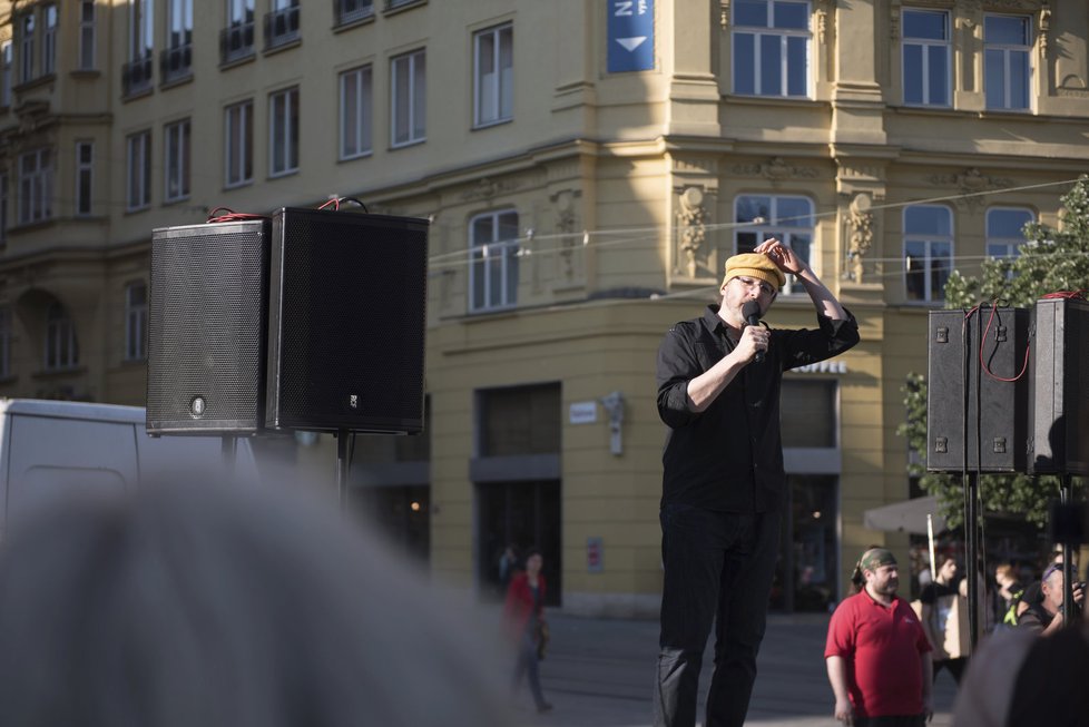 Je to na nás! Proč? Proto!: Brno demonstrovalo proti neplnění povinností prezidenta republiky.