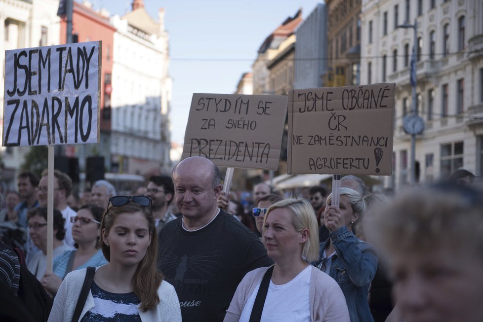 Je to na nás! Proč? Proto!: Brno demonstrovalo proti neplnění povinností prezidenta republiky.