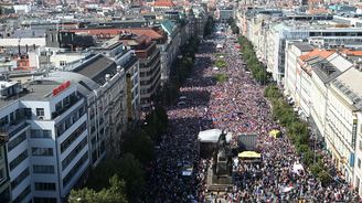 Na Václavském náměstí bylo až sto padesát milionů demonstrantů. Média o tom ale mlčí Na Václavském náměstí bylo až sto padesát milionů demonstrantů. Média o tom ale mlčí